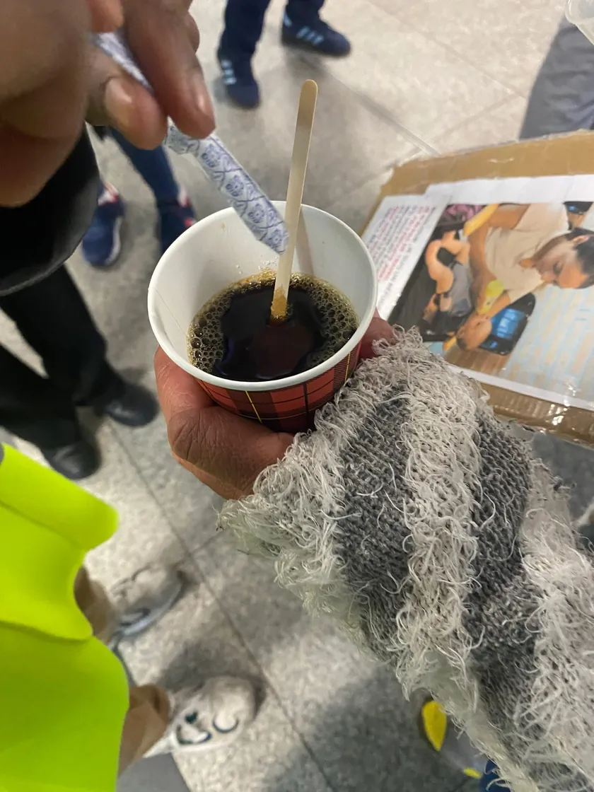 Préparation d'une boisson chaude dans un gobelet, en extérieur