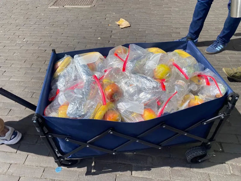 Chariot de sacs de provisions préparés par La Joie du Cœur