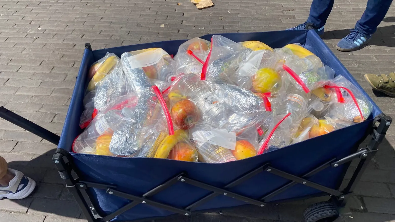 Chariot rempli de sacs de provisions préparés par les bénévoles de La Joie du Cœur
