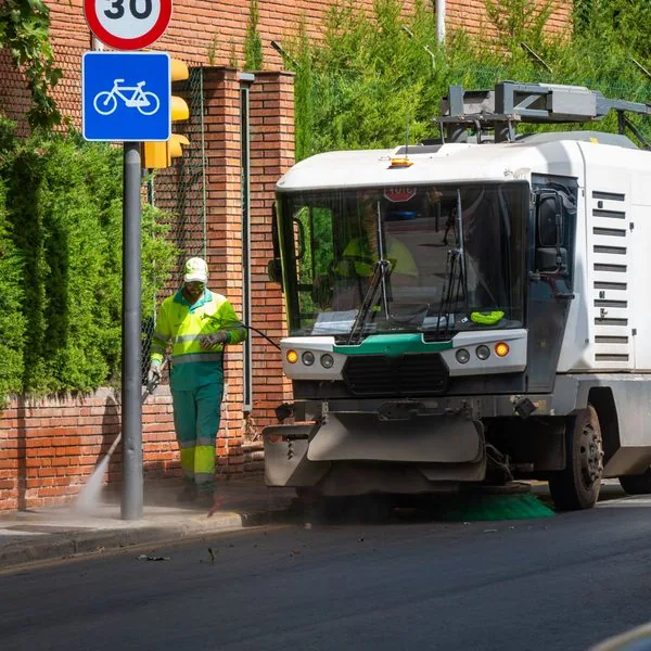 Nettoyage d’une rue au jet d’eau et à la balayeuse (photo d’illustration)
